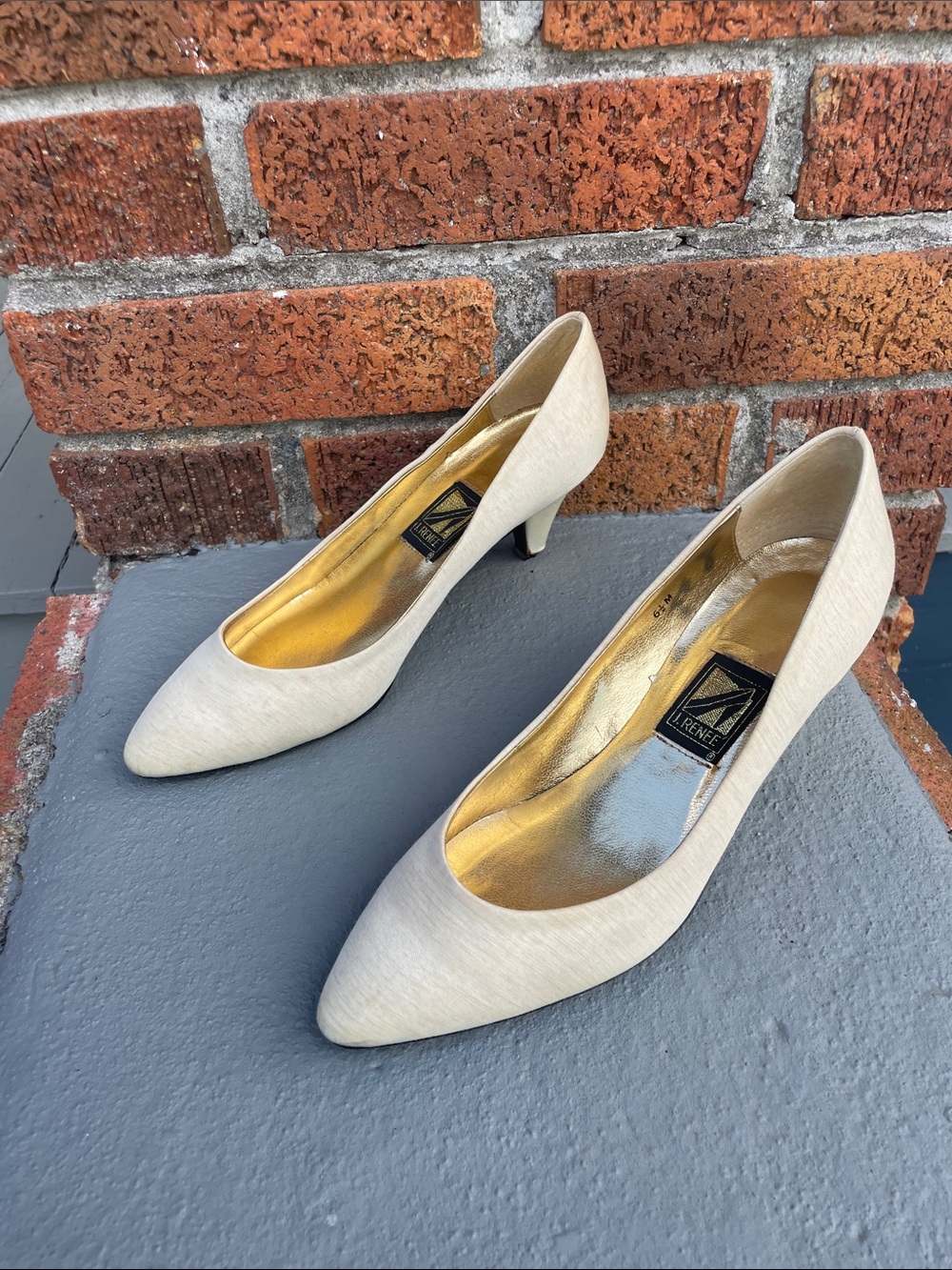 Vintage J. Renee Ivory Gold Kitten Heel Pumps Size 6.5M